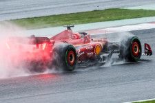 フェラーリが雨で苦戦し、ルクレールがスピン。サインツはスプリント後のセットアップ変更に期待／F1中国GP金曜