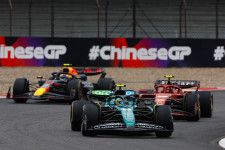 アストンマーティンF1、アロンソの中国GPでのペナルティに関して再審査を請求。ペナルティポイント取り消しが目的か