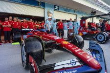 フェラーリF1、マイアミスペシャルカラーのマシン＆レーシングスーツをピットレーンでお披露目