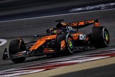 初日はピアストリ最速、マクラーレンはロングランも好調。ハジャーがレッドブル勢上回る6番手／F1バーレーンGP FP2