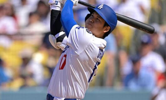 実戦中に交わす打撃談義！ドジャース・大谷翔平、5試合連続弾を放った後に若手選手と談笑