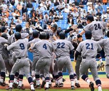 【大学野球】東京六大学「対抗戦の真髄」の3回戦　慶大対法大、早大対明大は白熱の攻防で延長戦決着