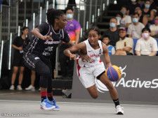 キャプテンとして女子日本代表をけん引した窪田（右）／写真は2022年のアジアカップのもの[写真]=fiba.basketball