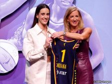 WNBAドラフトで全体1位指名を受けたクラーク［写真］＝Getty Images