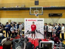 強化合宿を行っている女子日本代表の恩塚亨HC［写真］＝バスケットボールキング