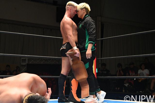 清宮海斗が新日本プロレスのリングでTV王者ザック・セイバーJrと睨み合い！「海斗くん…オマエとは昔からの付き合いだからな」