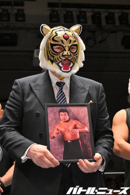 【全品送料無料】 初代タイガーマスクが“虎ハンター”小林邦昭さんに捧げる10 スポーツ