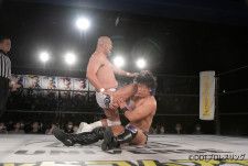 秋山準が「KING OF DDT」１回戦で遠藤哲哉との同門対決制し、2回戦でMAOと初シングル戦！