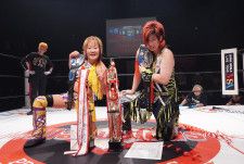 彩羽匠＆永島千佳世が渡辺智子＆桃野美桜との激戦を制し、AAAWタッグV2に成功！