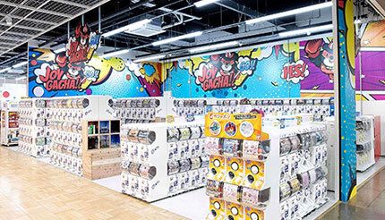 千葉・印西市の「ジョイフル本田」に、大型500面超の「カプセルトイ自販機」売り場