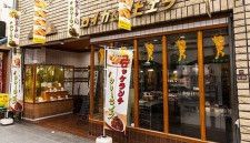 大阪・玉造日之出通り商店街にある『トロイカ ＆ リビエラ』。喫茶店であり、パン屋であり、洋食屋である