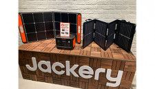 Jackery Solar Generator 600 Plus（写真中央）と「Jackery SolarSaga 100」（写真左）、「Jackery SolarSaga 100 Mini」（写真右）