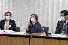 会見する女性社員Aさん（中央）と早田弁護士（左）と佐々木弁護士（2023年5月9日／弁護士ドットコムニュース）