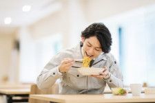 社食の良し悪しが従業員のモチベーションに影響することも（写真はイメージ。EKAKI / PIXTA）