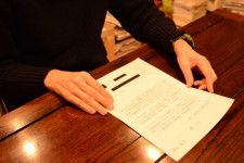 念書を手にする中野容子さん（仮名）2023年1月20日、神奈川県内の中野さんの自宅で撮影