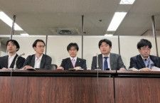 提訴後に記者会見を開く代理人弁護士たち（2024年4月18日、東京・霞が関の司法記者クラブで、弁護士ドットコムニュース撮影）