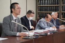 左から塩見弁護士、中村さん、労働組合関係者ら（2024年4月26日）