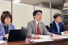 左から岡村晴美弁護士、渡辺輝人弁護士、神原元弁護士（2024年4月26日／弁護士ドットコム）