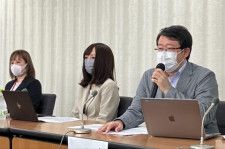会見で綿和さん（右）は「より大規模な調査をして実態をつかんでほしい」と話した（2024年5月16日、東京・霞が関の厚労省記者クラブで、弁護士ドットコムニュース撮影）