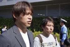中村一也さん（左）と長渡康二さん（2024年5月16日／東京都港区の赤坂警察署前／弁護士ドットコム）