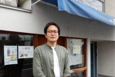 大澤優真さん。つくろい東京ファンドが運営しているカフェ「潮の路」の前にて（撮影：塚田恭子）