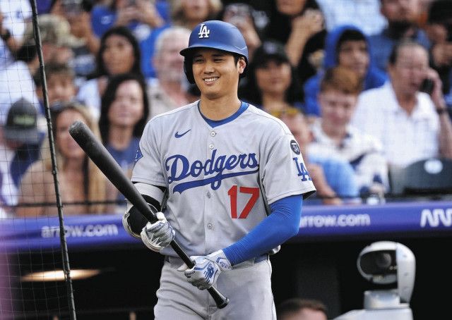 大谷翔平へ、ファンの母と少年が掲げた『日本語メッセージボード』が話題に…NHK中継で紹介「大谷くんに届きますように」