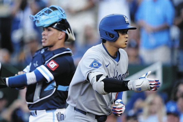 塁審泣かせ…ロイヤルズとドジャースのチャレンジ合戦、ファウルがヒット、代走送り反撃ムードも…けん制セーフがアウトに