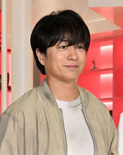櫻井翔、「嘘だろ？」 主演ドラマ制作発表なのに顔に傷、首元は汚れ 12日スタート、日テレ系「放送局占拠」