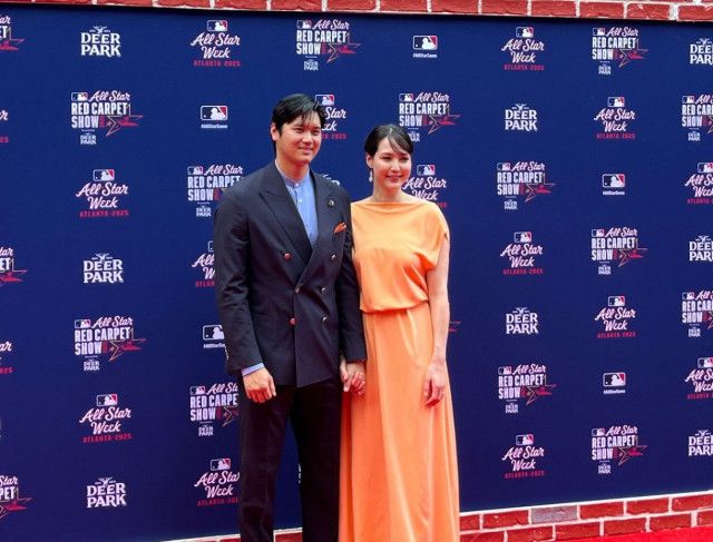 大谷翔平、真美子夫人と「桃色のお揃いコーデ」…夫人が桃色を選んだ理由、トップバッターで登場…「レッドカーペットショー」彩る