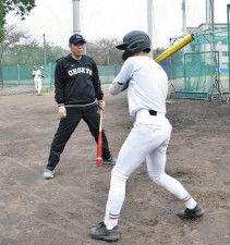 中京大中京の選手に打撃を指導する荒木雅博臨時コーチ（左）