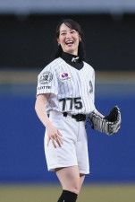 始球式で笑顔を見せる藤田菜七子騎手