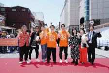 「第１６回沖縄国際映画祭」でレッドカーペットに登場した参加者