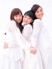 ２０１９年以来の三姉妹コンサート開催が決まった（左から）大西結花、浅香唯、中村由真