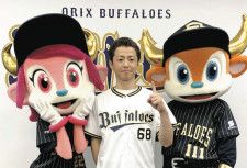 オリックス−西武戦（京セラドーム大阪）の始球式を務めたボートレーサーの石野貴之選手（中央）