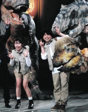 恐竜ショーの取材会に出席した中村麻里子（左）と柏木佑介