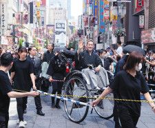 歌舞伎町で人力車に乗ってお練りに参加した中村勘九郎（右）。左奥は中村七之助