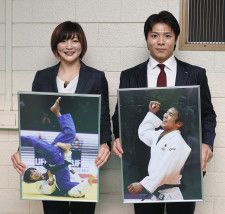 東京運動記者クラブ柔道分科会の表彰を受けた阿部一二三（右）と角田夏実