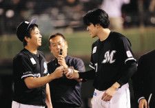 最後を締めたロッテ・益田直也（左）からウイニングボールを受け取り笑顔の佐々木朗希