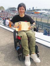 車いす生活を送る元レーサーの長屋宏和さん、自身を題材にした絵本「ジーンズをはきたい」出版へ