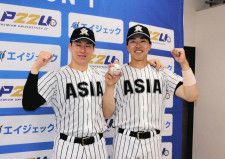 ホームランボールを手にした亜大の西川凱斗外野手（右）と今季２勝目の北嶋洸太投手