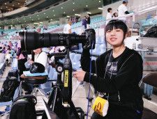 センターのカメラ席で中日―阪神戦を取材する林弥瑠さん