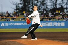 【楽天】「おばんです」秋田出身・在住の柳葉敏郎がセレモニアルピッチ　ノーバン投球に満面の笑みでガッツポーズ、自己採点は「90点」