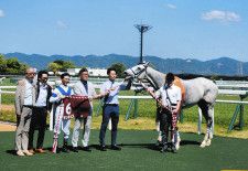 【京都ハイジャンプ】サンデイビスが重賞初挑戦初V、5馬身差の圧勝劇を見せる