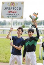 ３Ｒをドリームクルーズで勝利し、ＪＲＡ通算６００勝を達成した横山武騎手（右）。左は津村騎手