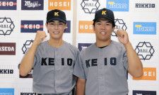 春季フレッシュトーナメントで優勝した慶大の広池浩成投手（左）と中塚遥翔内野手