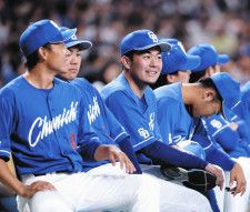 ファンフェスタで野手チームのメンバーと言葉を交わす木下（中央）