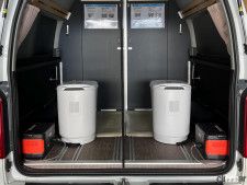 トイファクトリーが能登半島の被災地にポータブルトイレ「クレサナ」搭載のトイレカーを派遣。災害時や車中泊に最適
