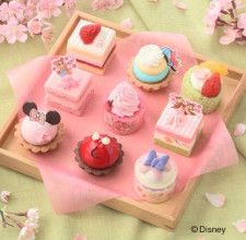 【銀座コージーコーナー】ミッキー&フレンズがお花見を楽しむ様子をプチケーキで♡