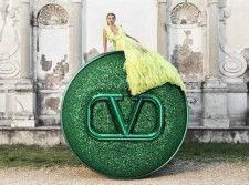 【ヴァレンティノ ビューティ】大人気コスメをグリーンで彩るプレミアムなケースが登場♪