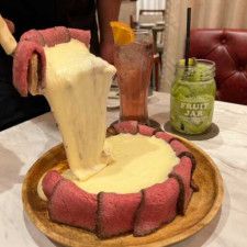 メディアに露出中!｢ミート&チーズ ARK2nd 新宿店｣のサーロイン肉シカゴピザをご紹介